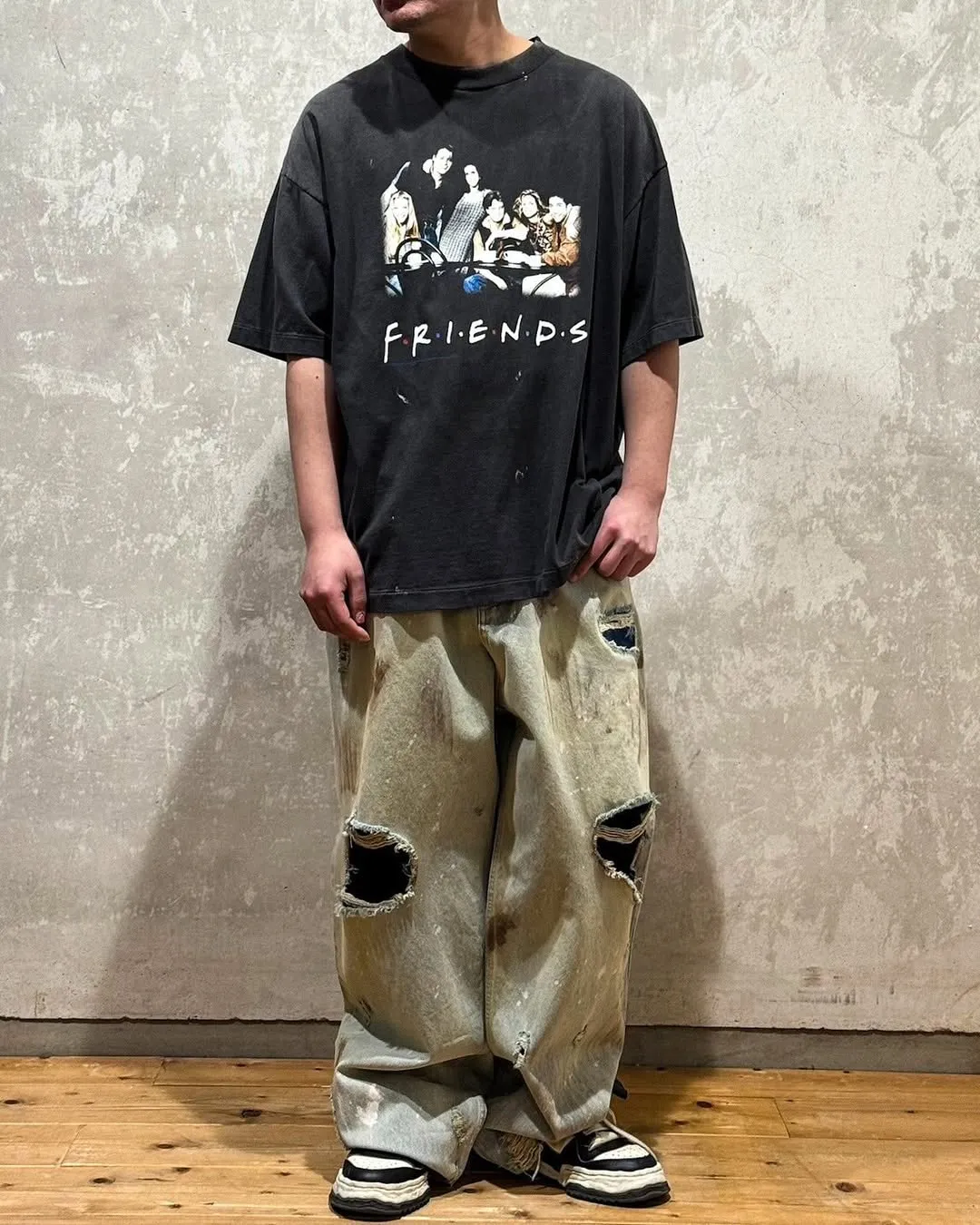 SAINT Mxxxxxx × FRIENDS FRD_SS TEE/FRIENDS/BLK Friends co-branded TEE. Black stills TEE. Washed black S-XL. The ceiling of American dramas. A must-have for sentiment. Asut ready-to-wear wash water and distressed treatment. Domestic top printing factory. God restored. Correct accessories. Friends co-branded wash.